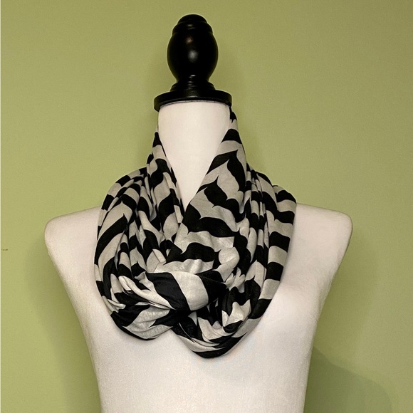 Infinity scarf with secret pocket! Gently used, great condition!  Black & white - Picture 1 of 6